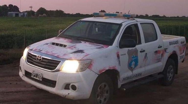 Volcó una camioneta en un camino rural de La Limpia: el conductor estaría ebrio y atacó a la Policía