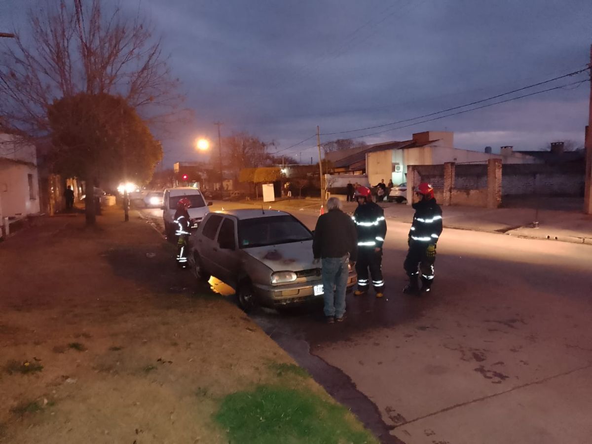 Principio de incendio en un auto