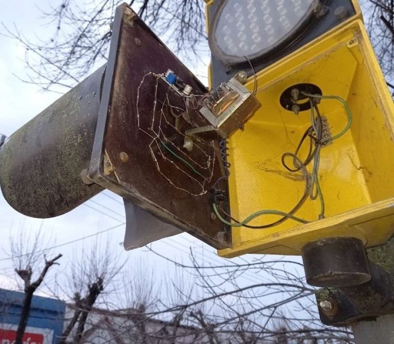Rompieron uno de los semáforos céntricos