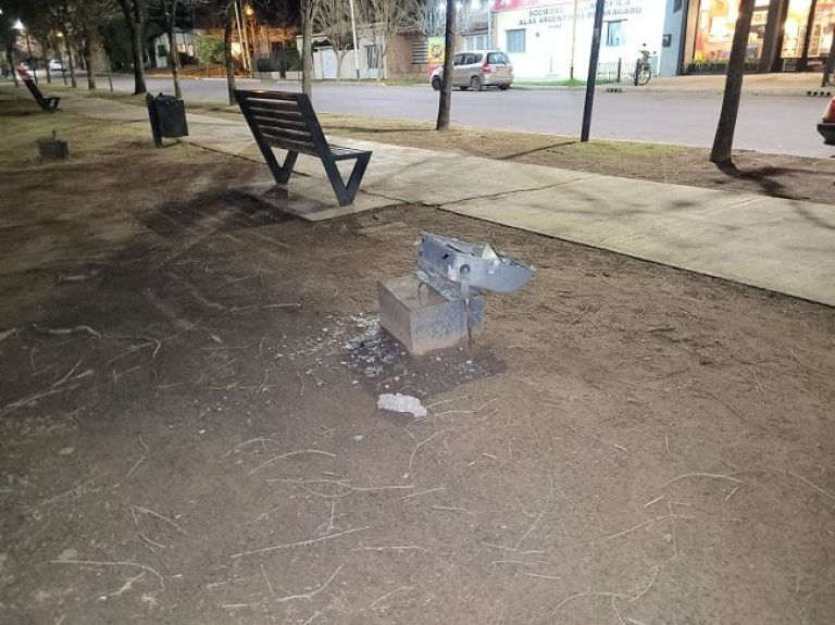 Ataque a cuatro reflectores de la plaza San Martín
