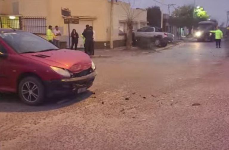 Fuerte choque en el paso a nivel de calle Catamarca