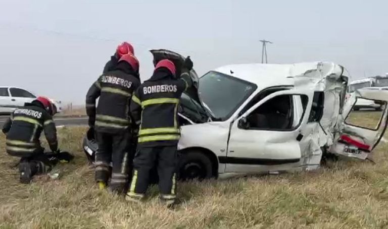 Ruta 5: violento choque entre utilitario y camión