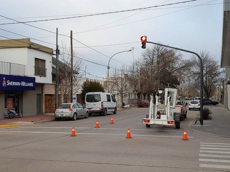 Está en funcionamiento el semáforo de Rivadavia y Saavedra
