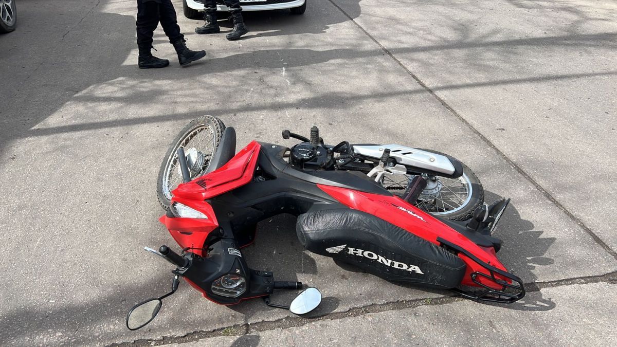Mujer cayó de su moto, sin tener contacto con ningún otro vehículo