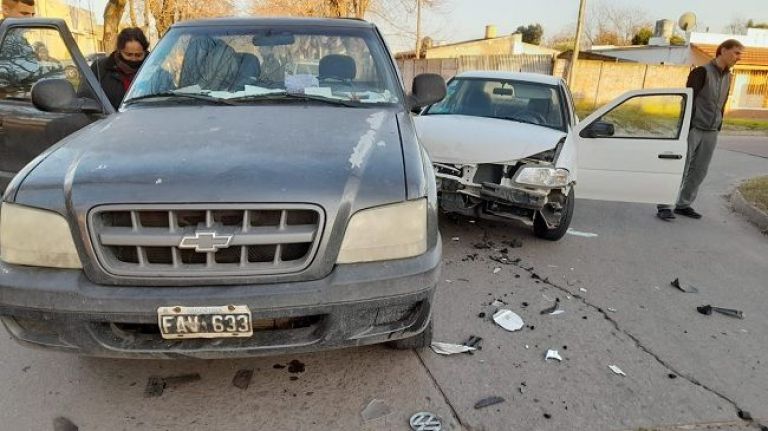 Choque entre auto y camioneta en Roca y Urquiza