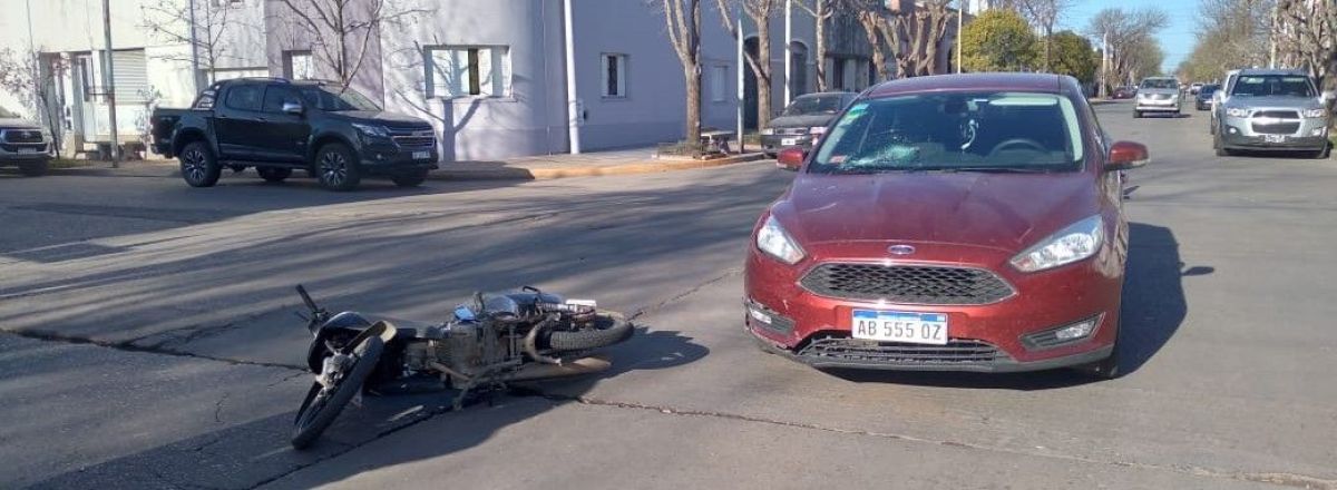 Moto y auto colisionaron en General Paz y Maroni