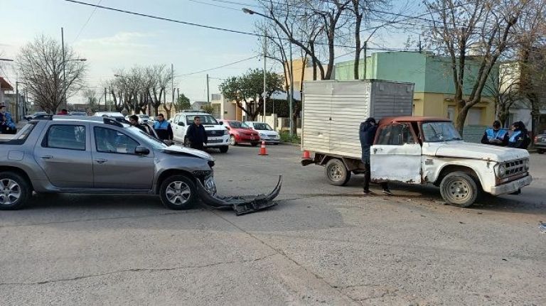 Choque entre camionetas en Yrigoyen y Del Busto