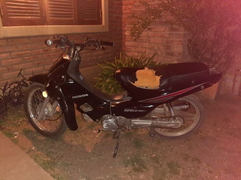 Venían en una moto robada y los demoraron