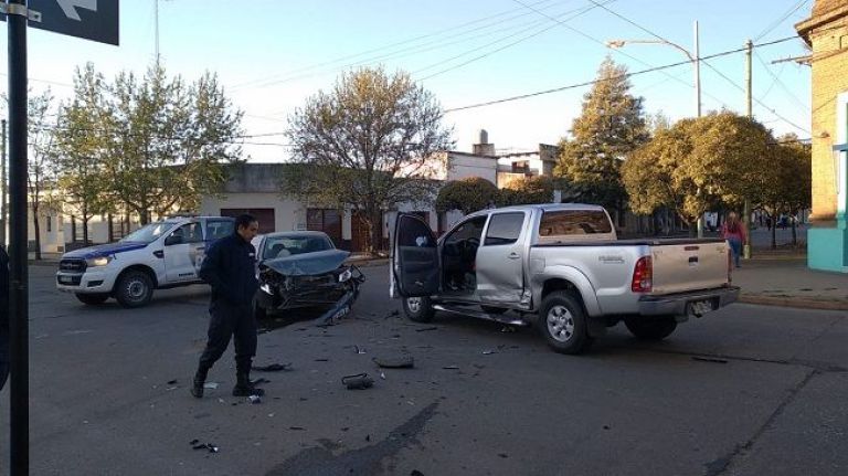 Fuerte choque entre auto y camioneta