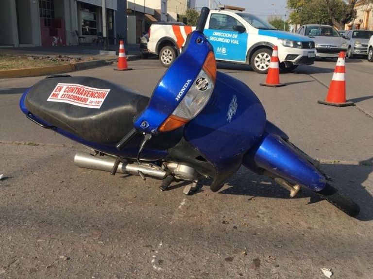 Frenó de golpe por otra moto y se cayó