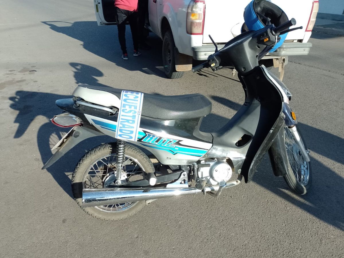 Choque entre moto y auto en pleno centro, Rivadavia al 1700
