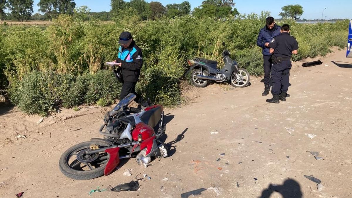 Choque entre dos motos en el camino de tierra de la laguna