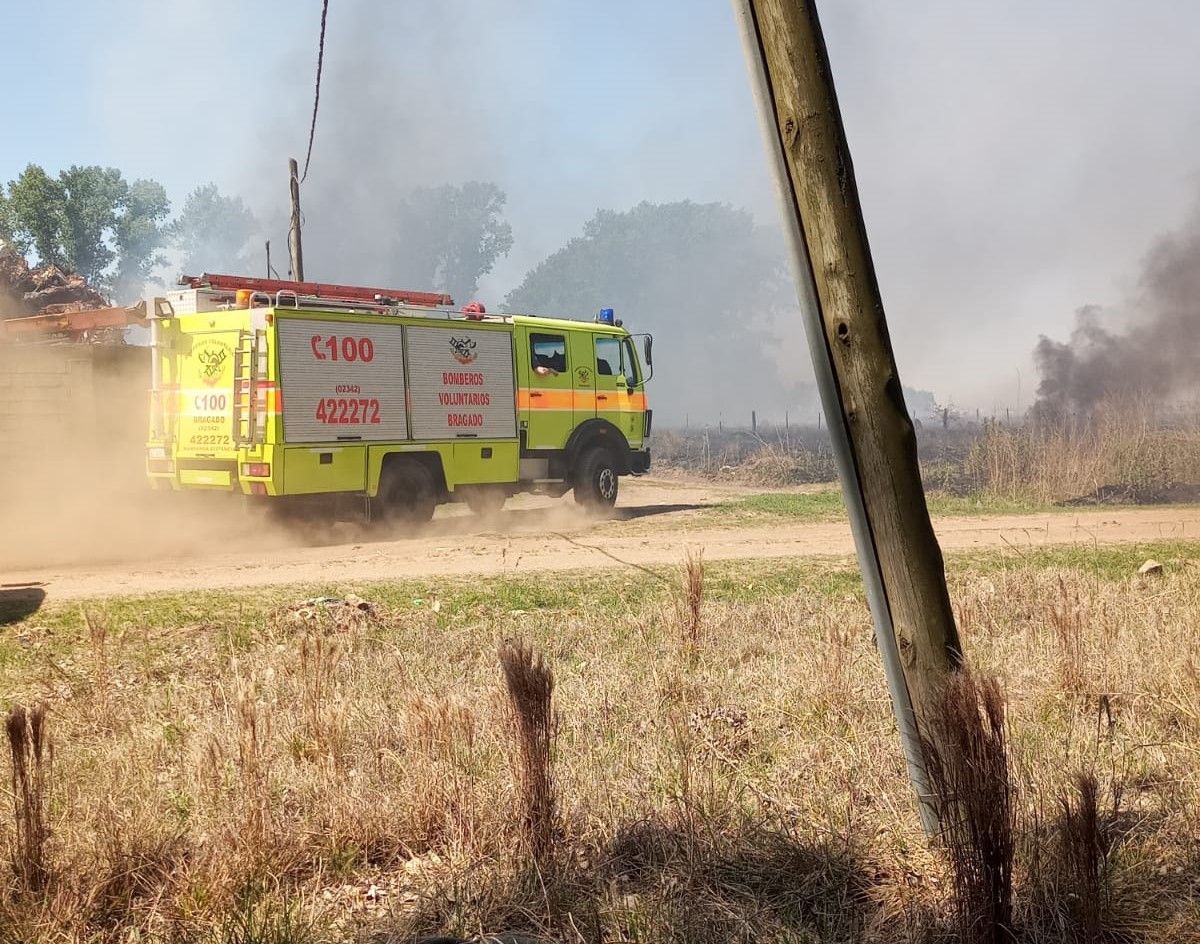 Incendio de pastos de importante dimensión en el Parque Industrial