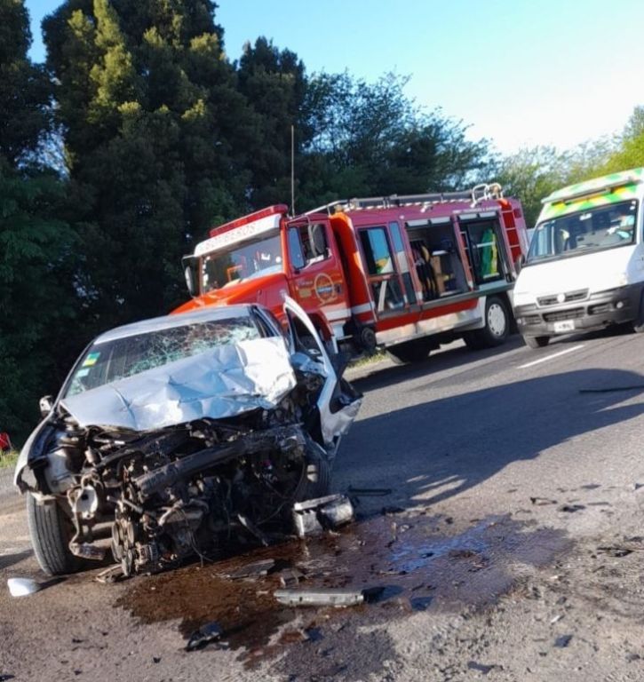  Violento choque frontal entre dos autos en la Ruta 5