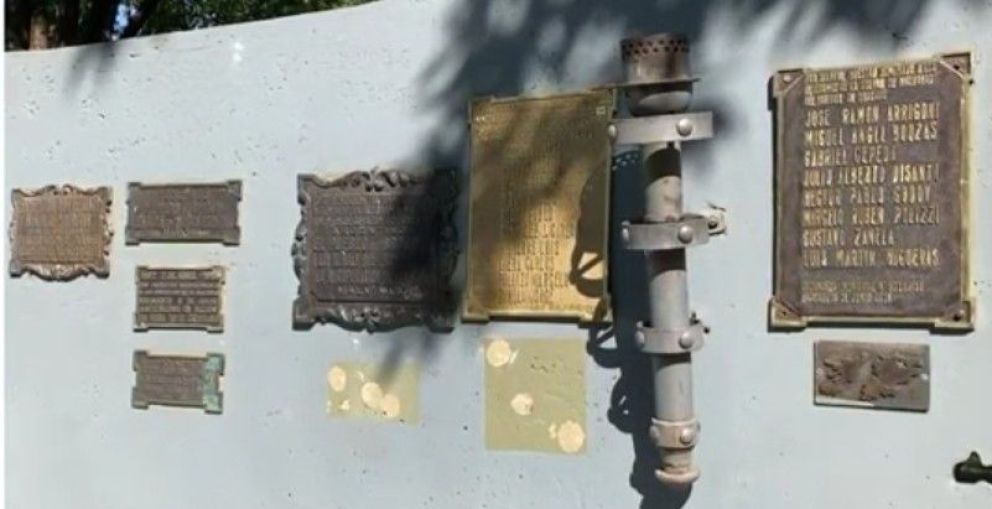 Vandalizaron dos placas de excombatientes