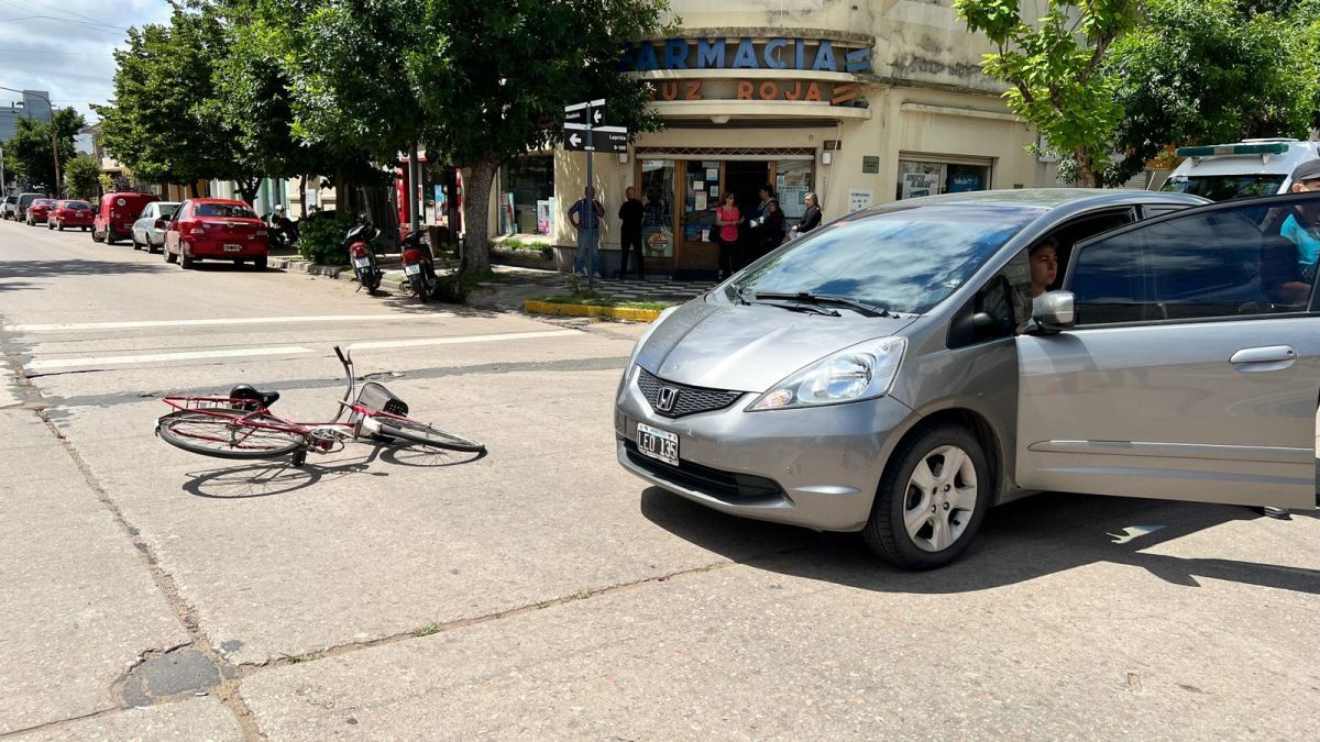 Chocaron un auto y una bicicleta en pleno centro