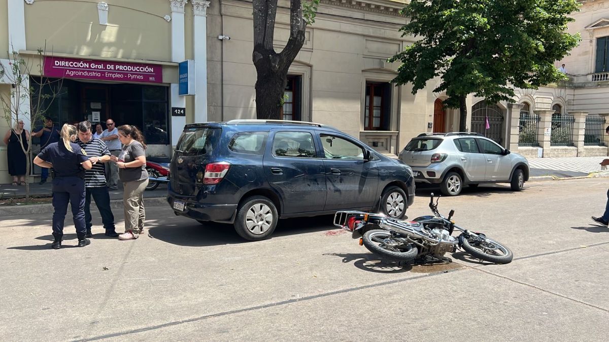 Segundo accidente del día: motociclista sufrió un corte en la cabeza