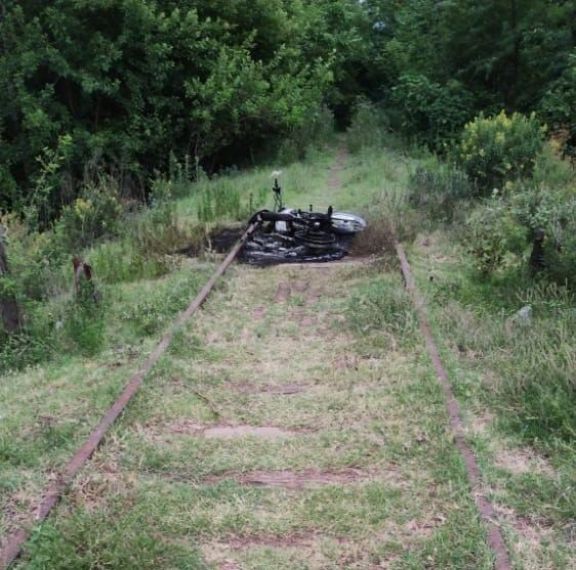 Robaron e incendiaron una moto: la encontraron en las vías
