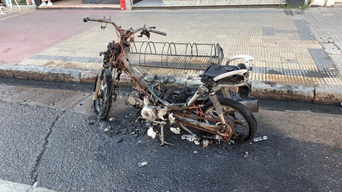 Locura en Chivilcoy: prendió fuego su moto para que los inspectores no la secuestren