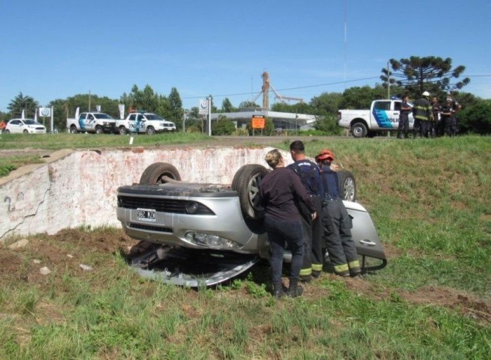 Volcó un auto en la ruta 5 y debieron rescatar a sus ocupantes