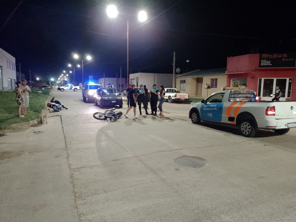 Fuerte impacto entre dos motociclistas 
