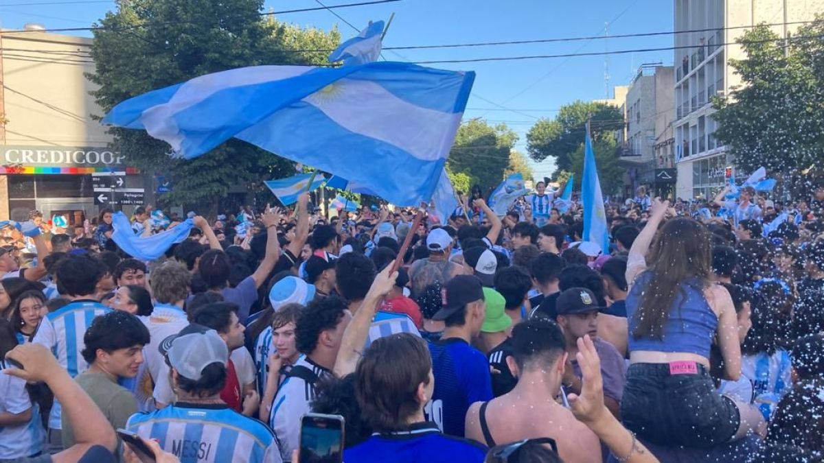Una multitud de bragadenses festejó que Argentina es finalista del Mundial
