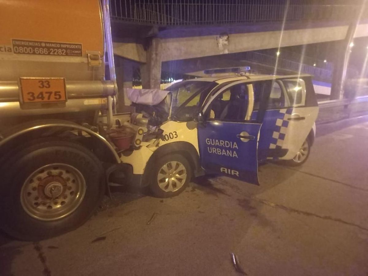 Móvil de Guardia Urbana chocó camión estacionado en la Ruta 5
