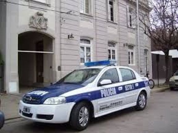 Delincuente empujó a una mujer y le robó su celular