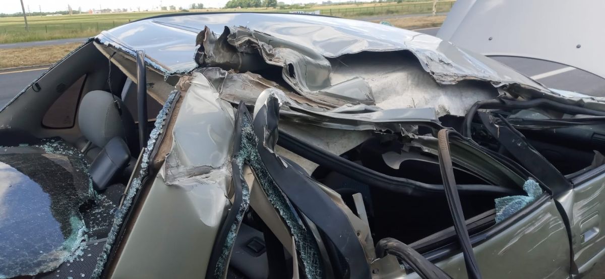Un auto embistió a un camión que estaba a un costado de la Ruta 5
