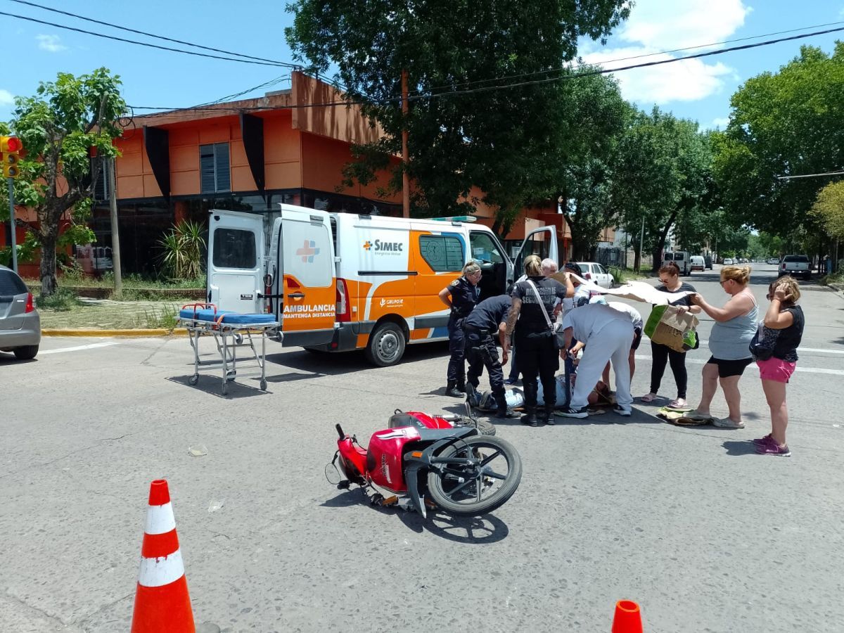 Una moto chocó a un auto en San Martín y Saavedra: habría cruzado en rojo