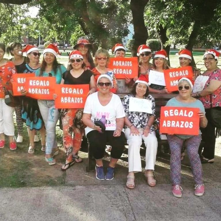 Llegan los “abrazos gratis” a la plaza 25 de Mayo