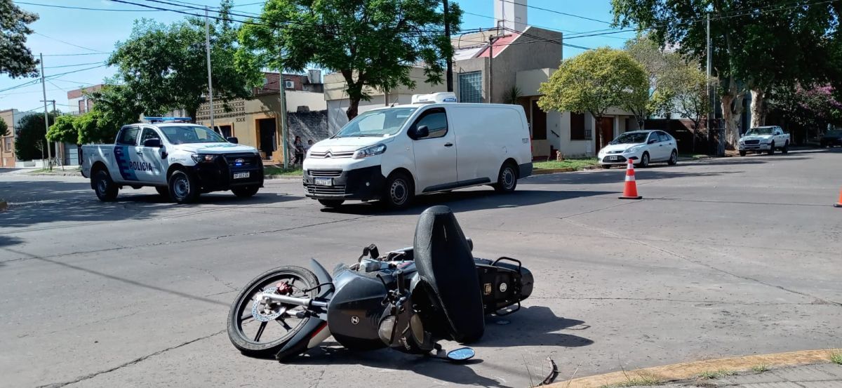 Choque entre una moto y un utilitario