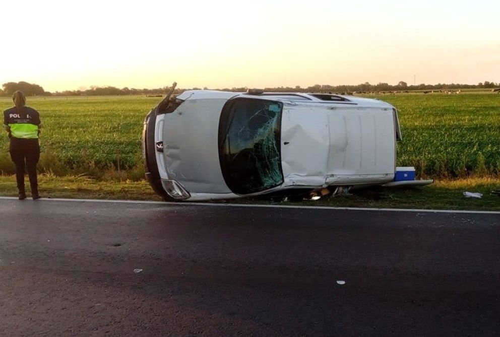 Volcó una camioneta utilitaria en la ruta 5 ante un roce con un camión