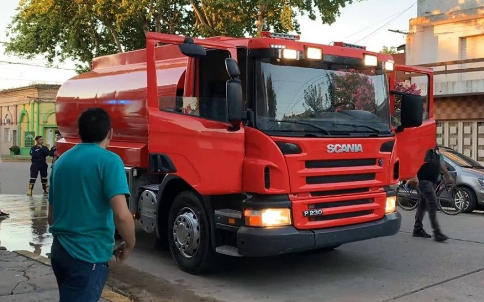 Llegó a Bomberos su nuevo camión cisterna