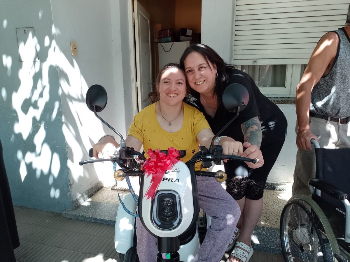 Micaela Fredes y Adriana Luján ya tienen sus motos eléctricas