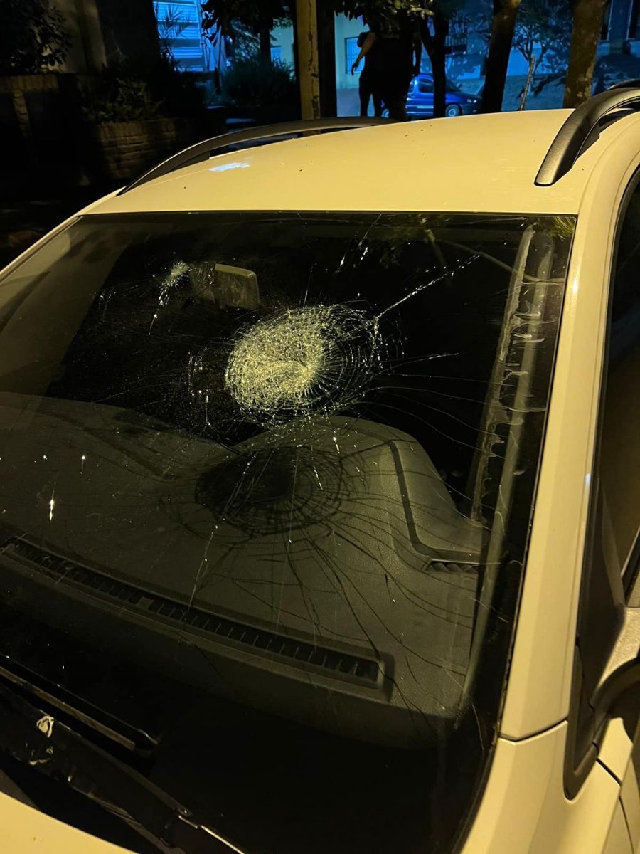 Grupo de jóvenes dañaron un auto a botellazos y quedaron grabados