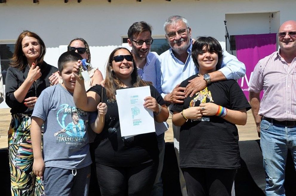 Sueño cumplido: entregaron las llaves de 27 viviendas sociales en el barrio Las Violetas