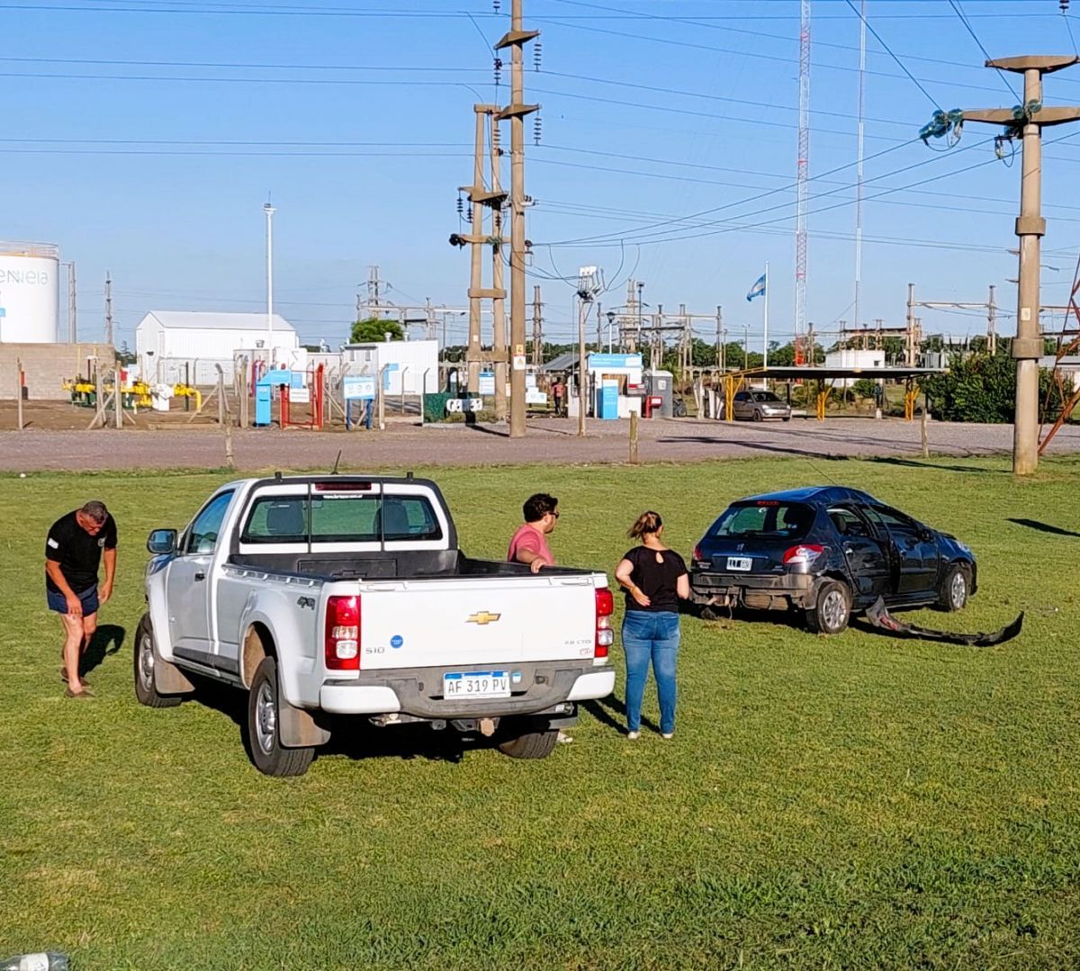 Una camioneta y un auto involucrados en un importante vuelco