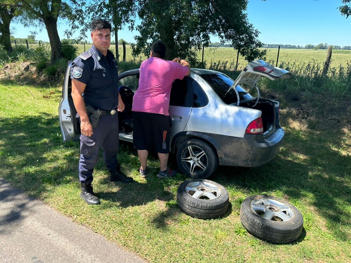 Un aprehendido por robar dos ruedas de un auto volcado
