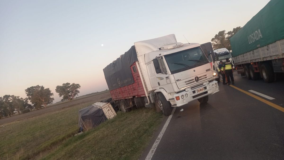 Camión con acoplado volcó en la Ruta 5