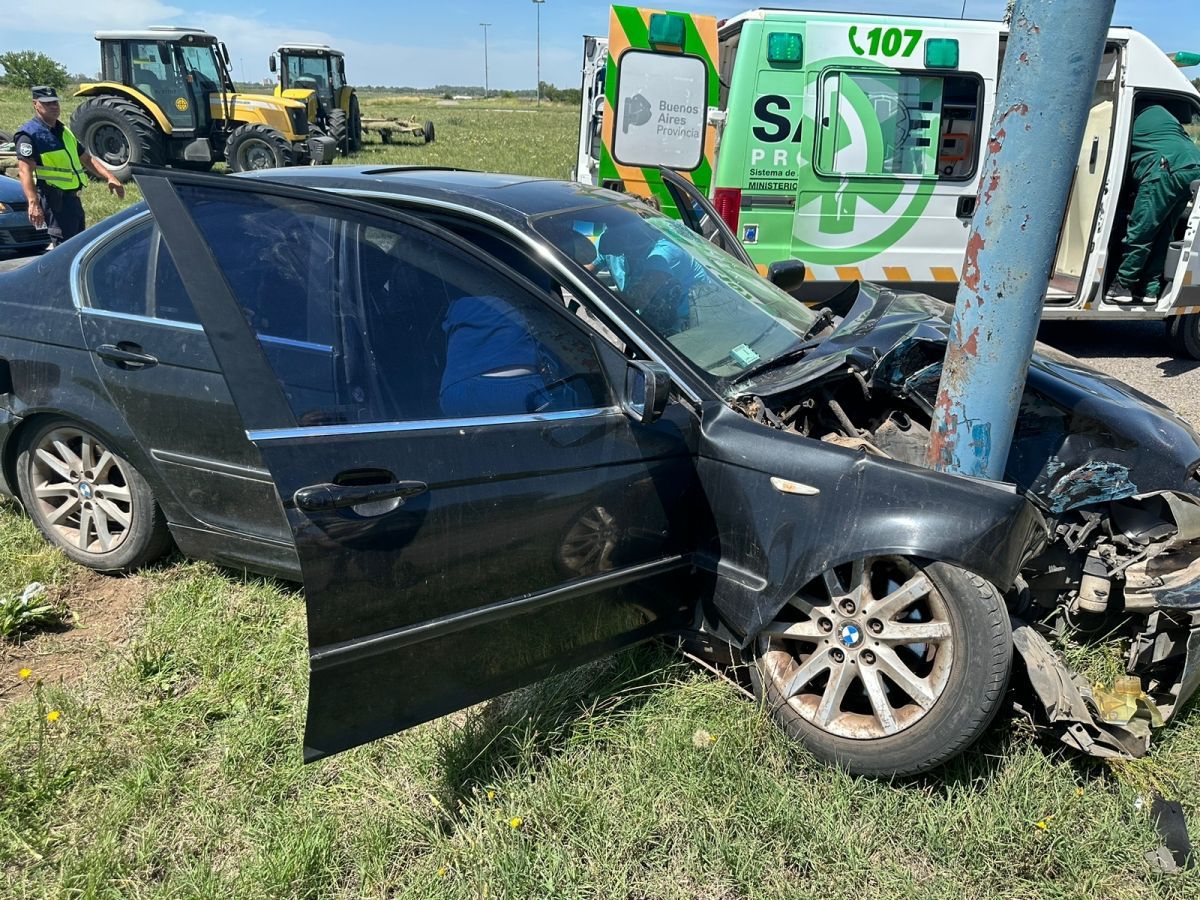 Violento choque de un auto contra poste en la rotonda de rutas 46 y 42