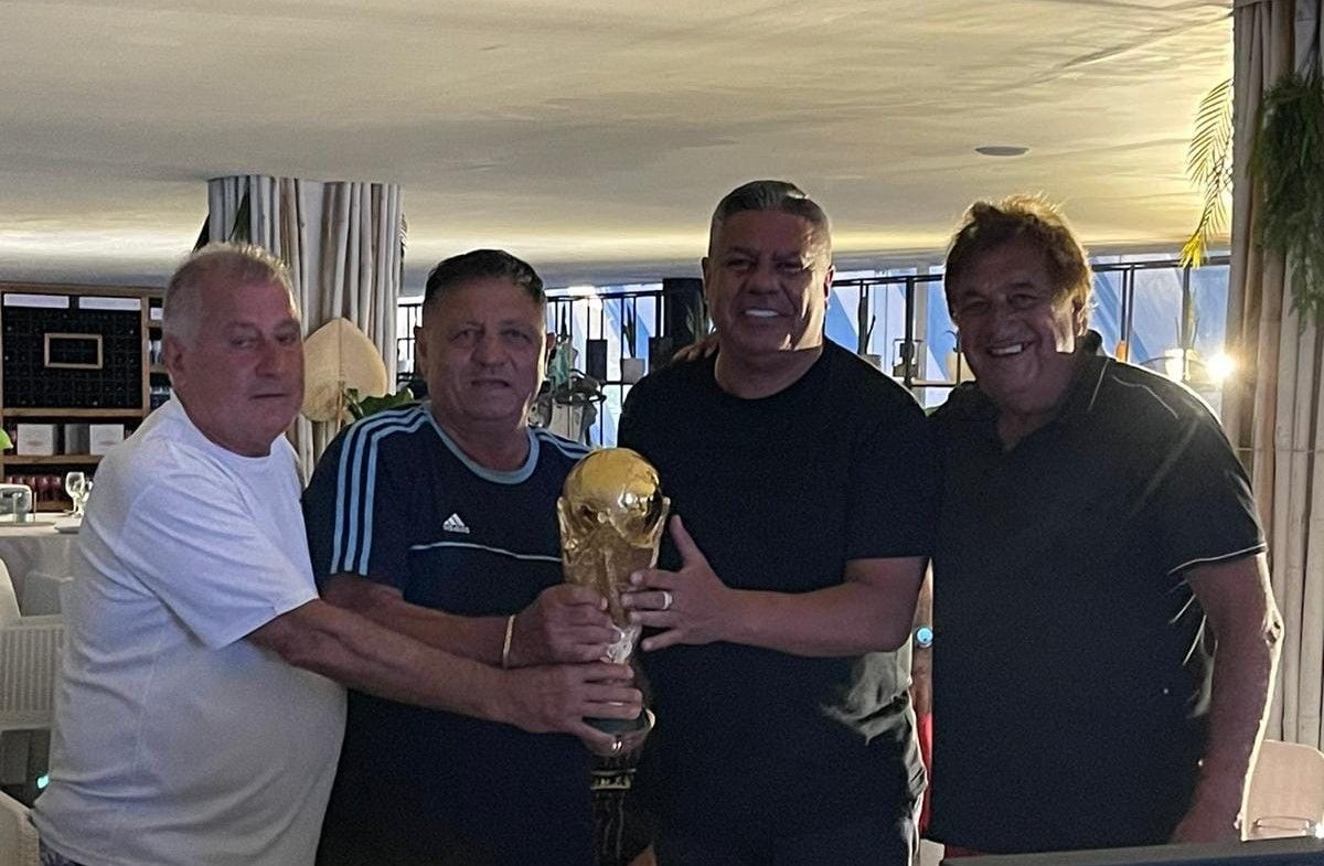 El "Chino" Peracca se reunió con el Presidente de AFA y se mostró con la Copa del Mundo