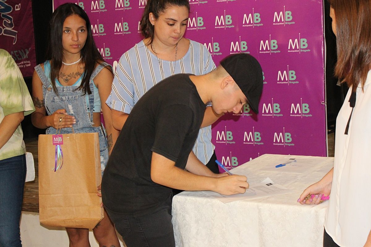 La Municipalidad entregó 28 becas habitacionales