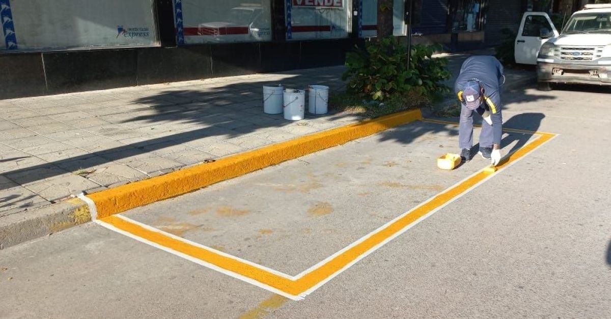 Advierten que se multará a las motos que no estacionen correctamente