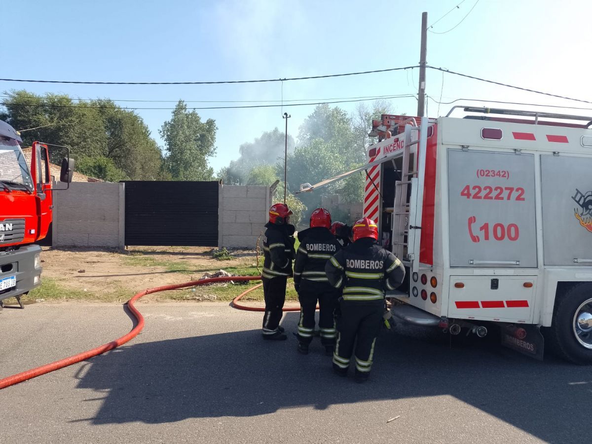 Tres dotaciones de bomberos acudieron a un incendió en un galpón