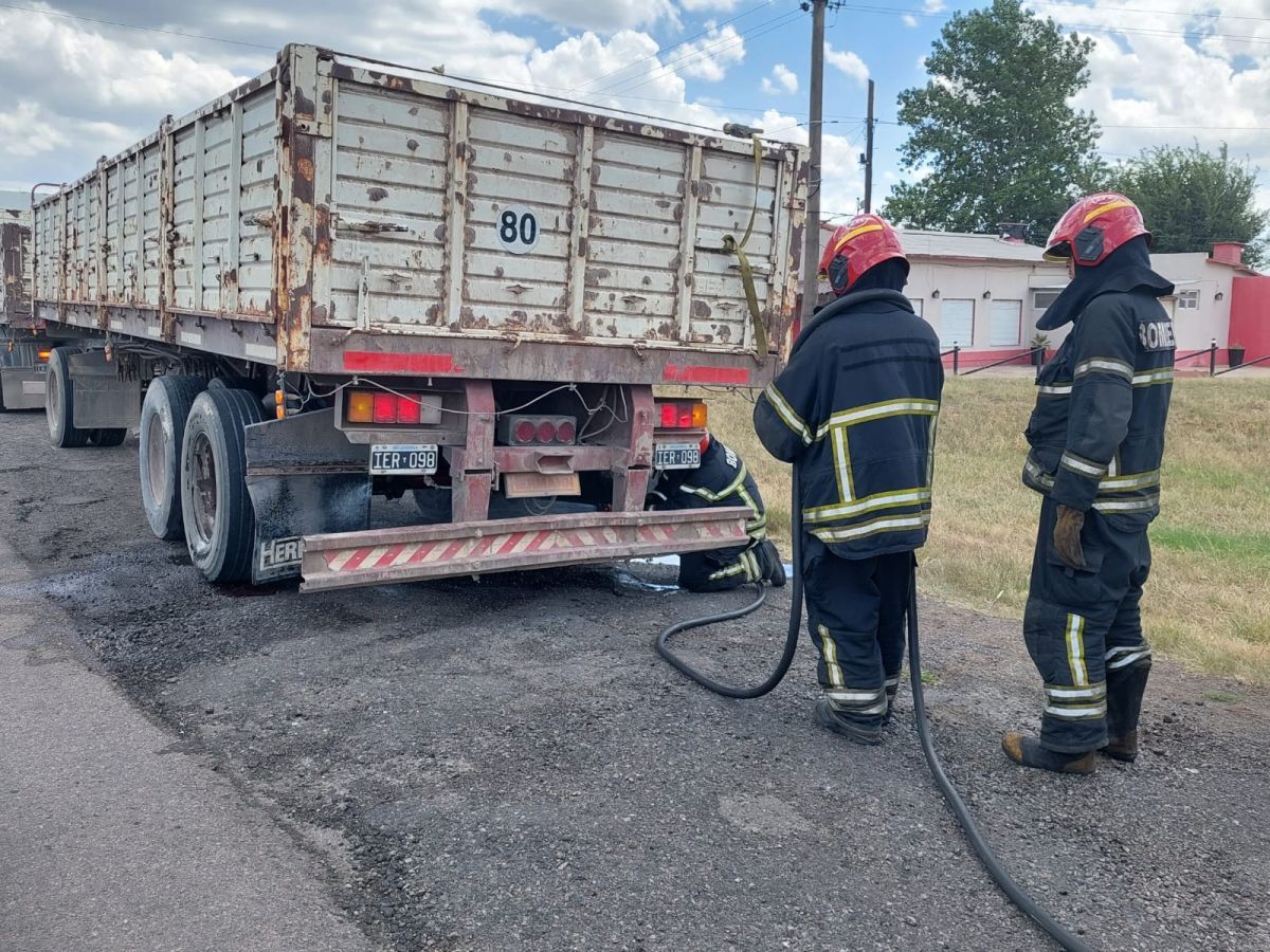 Principio de incendio de un camión en la Ruta Nº 5