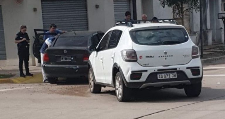 Impactante choque entre un auto y una camioneta en pleno centro