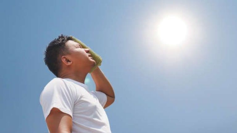 Los consejos de un dermatólogo para evitar los daños del sol 