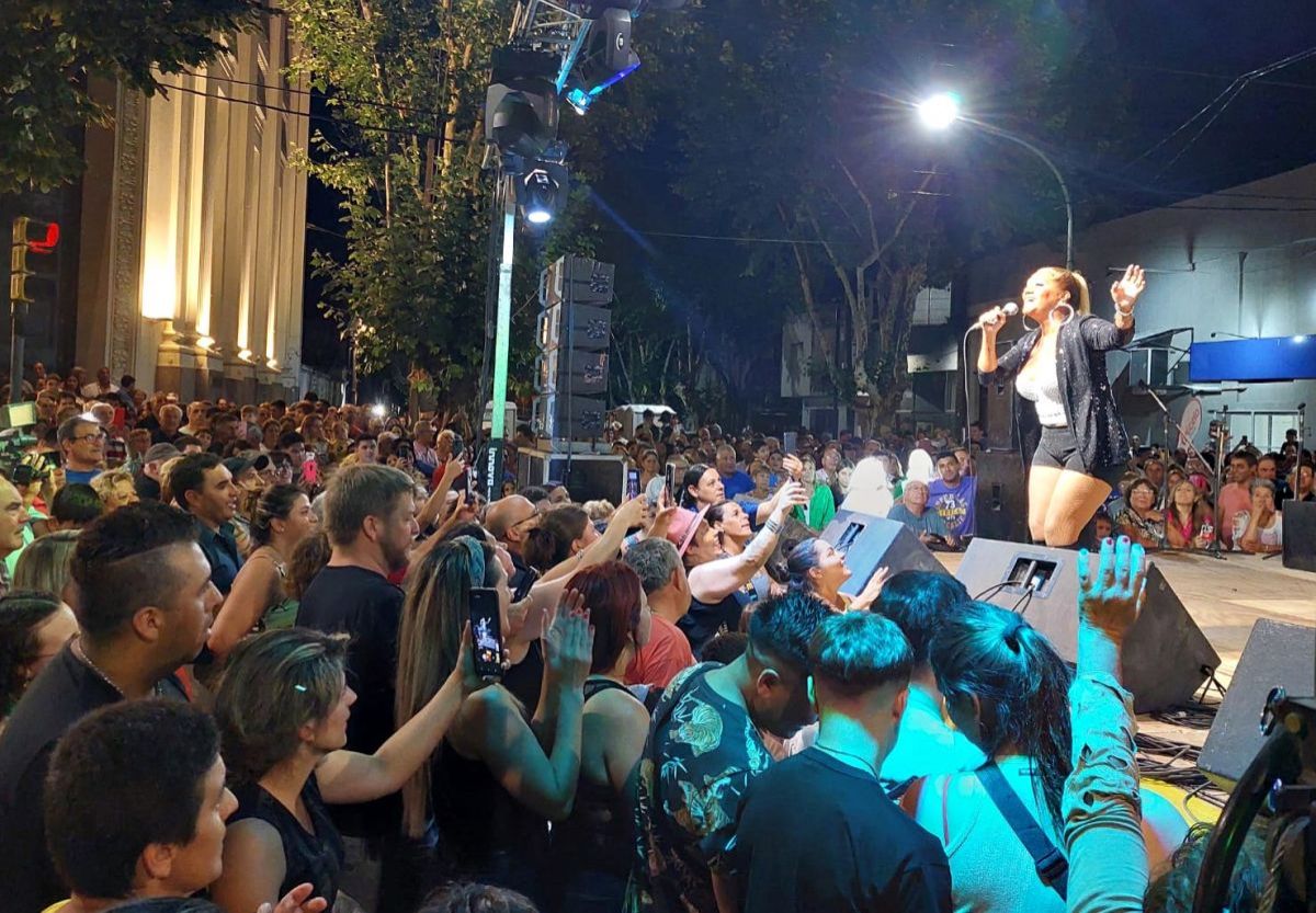 Comenzaron las Peatonales y “La Bomba Tucumana” cerró una noche histórica