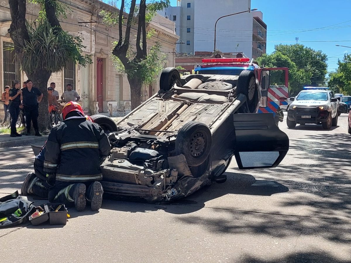 Vuelco frente al San José: un auto chocó a una camioneta estacionada y terminó ruedas arriba